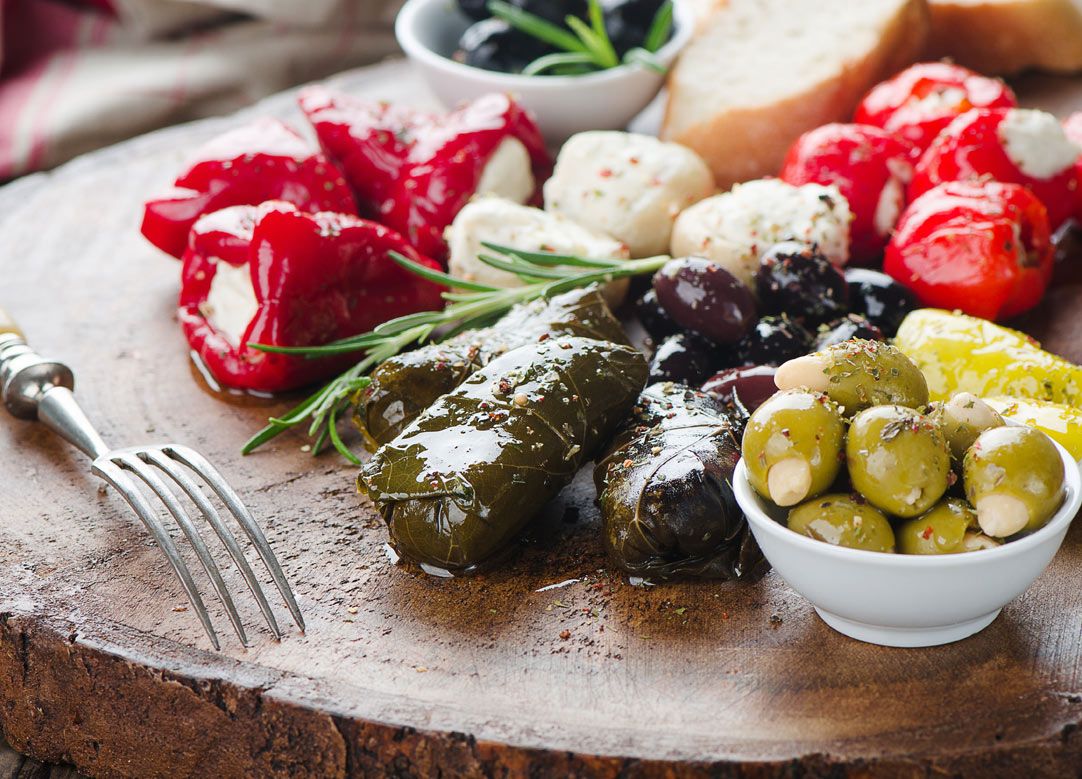 Antipasti auf einem Holzbrett