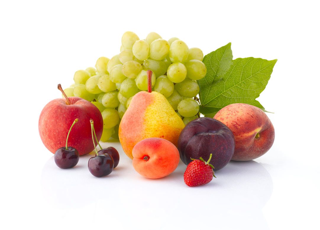 Verschieden Obstsorten auf weißem Hintergrund